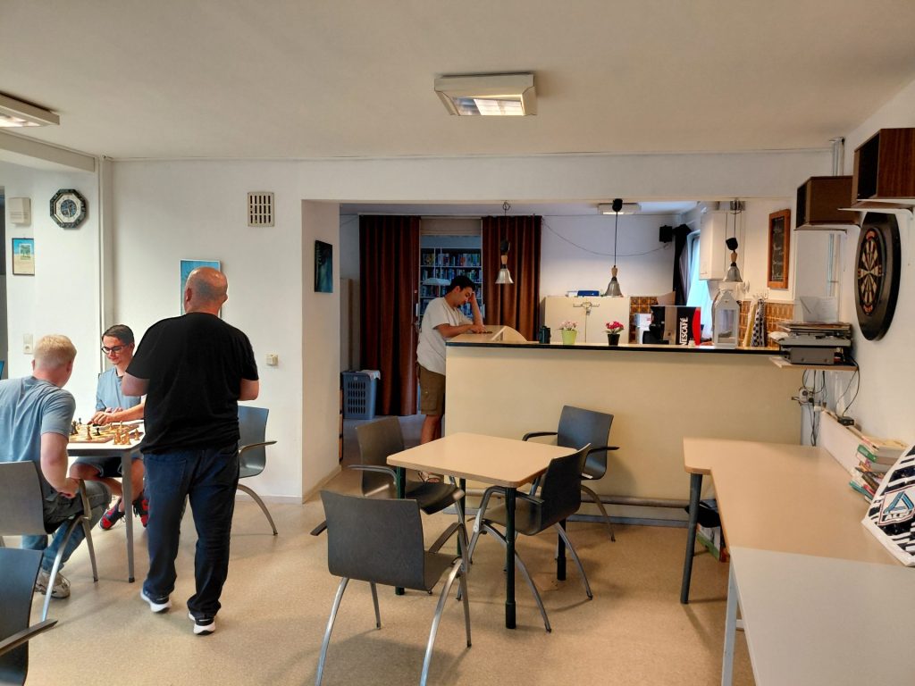 De clubruimte van Het Bastion met speeltafels, stoelen en de bar