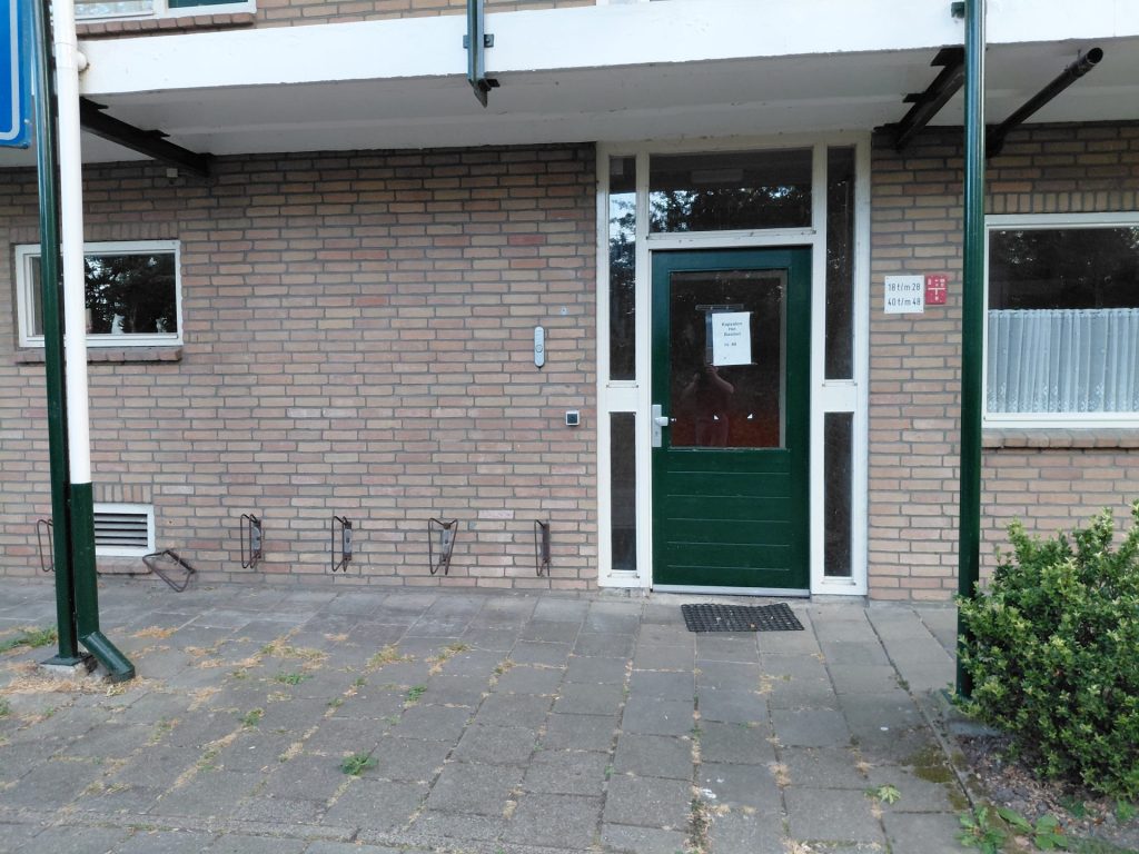 De groene voordeur van wijkpost Het Bastion aan Bastion 40 in Middelburg