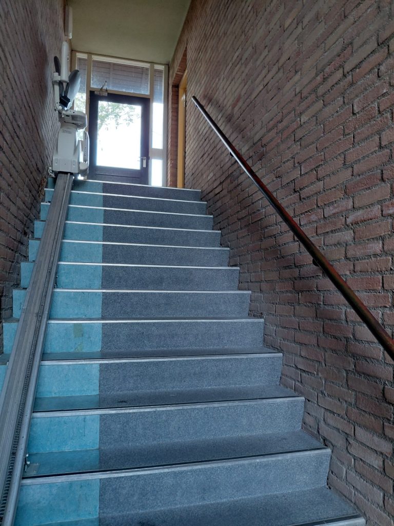 Het trappenhuis direct achter de voordeur, met een trap naar de eerste verdieping